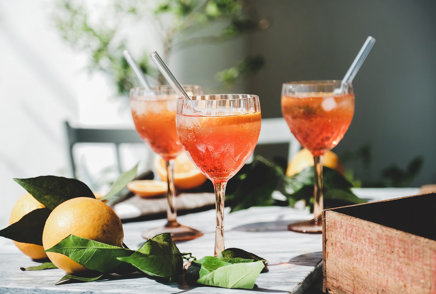 Spritz aperitief alcohol cocktail in glazen met verse sinaasappelen en ijs op grijs marmeren bord, selectieve focus, close-up. Zomer verfrissend drankje concept